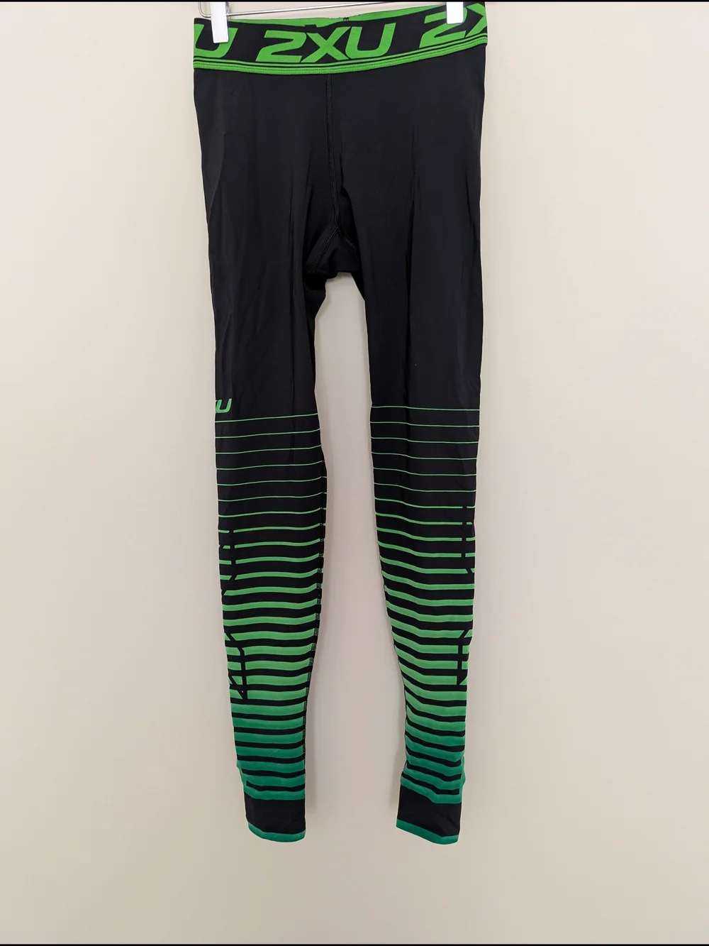 2XU Black Leggings with Green Gradient Stripe Detail - Picture 1 of 3